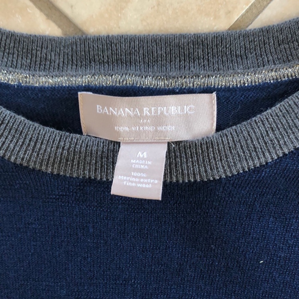 Banana Republic lightweight sweater NON smoker - Picture 2 of 2